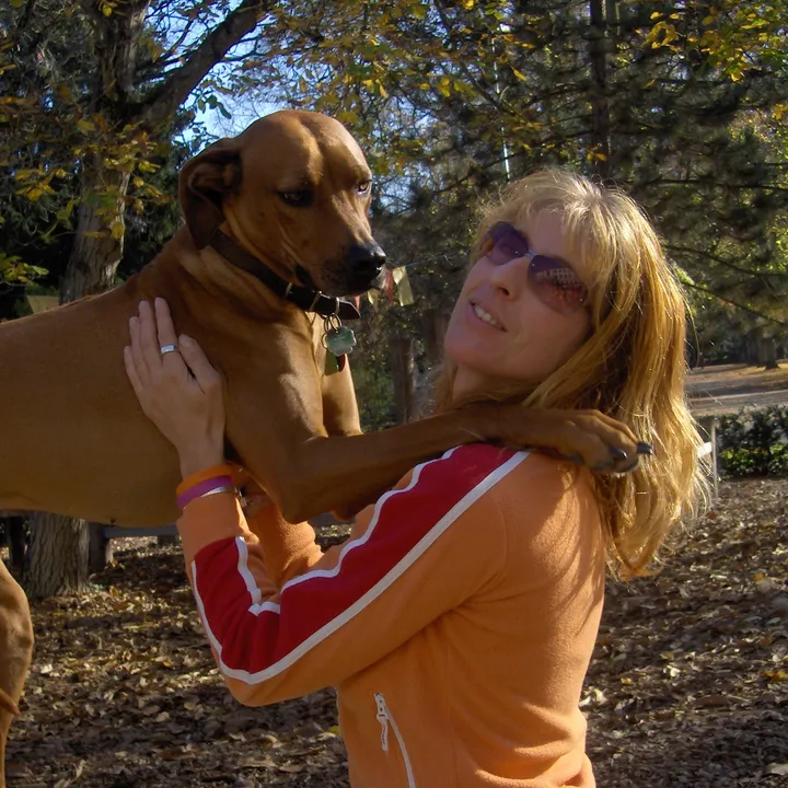 Olivia Rudolf umarmt ihren Rhodesian Ridgeback